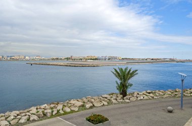 Gibraltar, İngiliz denizaşırı toprakları - 8 Kasım 2018: Bay Cebelitarık onun muhteşem Havaalanı ve iniş alanı ve İspanyol sahil kenti