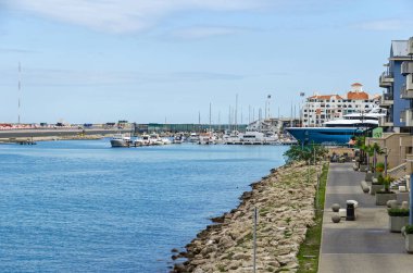 Gibraltar, İngiliz denizaşırı toprakları - 8 Kasım 2018: Bay Cebelitarık, Havaalanı ve açılış alan ve okyanus Köyü