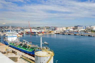 Gibraltar, İngiliz denizaşırı toprakları - 8 Kasım 2018: Liman ve Cebelitarık koyu renkli Demiryolu vinçler, kapsayıcılar, gemiler ve deniz araçları ile