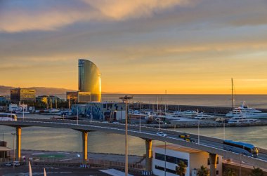 Barcelona, İspanya - 10 Kasım 2018: Port Vell cruise terminal ve W Barcelona, olarak da bilinen Hotel Vela (yelken otel) gündoğumu.