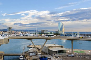Barcelona, İspanya - 10 Kasım 2018: Port Vell, cruise terminal ile baskül köprü Porta d'Europa, helikopter pad ve W Barcelona, olarak da bilinen Hotel Vela (yelken otel) erken
