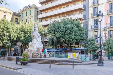 Barcelona, İspanya - 10 Kasım 2018: Tiyatro Meydanı Rambla ve Katalan tiyatro Frederic Soler kurucusu ve aşık bir çift Anıtı