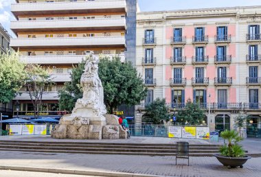 Barcelona, İspanya - 10 Kasım 2018: Görünüm Casa Rocanova, modernizm ve Ortaçağ eklektizm onun vurgu ile - cephe top kubbeleri birleştirir Paseo de Gracia üzerinde bina, Plaza de Cataluna (Katalonya Meydanı)