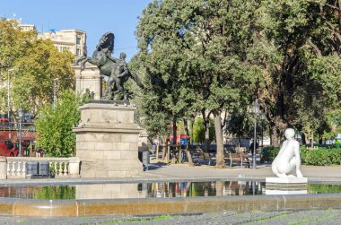 Barcelona, İspanya - 10 Kasım 2018: Neoklasik bir atlı heykeli, bir kadın ve çok sayıda güvercin Josep Llimona'nın heykeli Placa de Catalunya (Katalonya Meydanı)