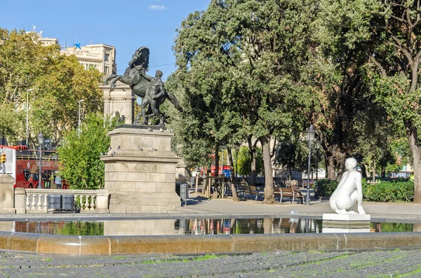 Barcelona, İspanya - 10 Kasım 2018: Neoklasik bir atlı heykeli, bir kadın ve çok sayıda güvercin Josep Llimona'nın heykeli Placa de Catalunya (Katalonya Meydanı)