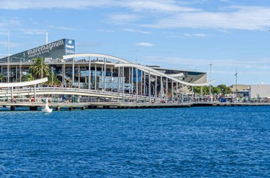 Barcelona, İspanya - 10 Kasım 2018: Port Vell, turistik Maremagnum, mağaza, multiplex sinema, Bar ve restoranlar içeren bir alışveriş merkezi ile