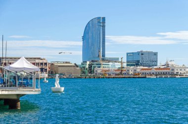 Barcelona, İspanya - 10 Kasım 2018: Port Vell Moll de Catalunya ve W Hotel Vela (yelken otel bilinen Barcelona ile) 