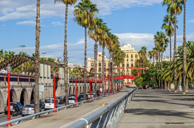 Barcelona, İspanya - 10 Kasım 2018: Passeig de Colom, yöne doğru Pas Sota tygrstyle ile ilgilenen yol üzerinde kırmızı bir köprü ile palmiye ağaçları ile kaplı geniş bir cadde
