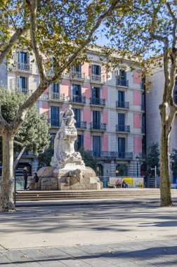 Barcelona, İspanya - 10 Kasım 2018: Tiyatro Meydanı Rambla ve Katalan tiyatro Frederic Soler kurucusu Anıtı  