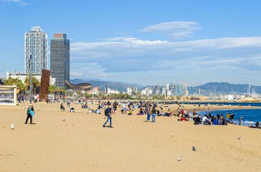 Barcelona, İspanya - 10 Kasım 2018: Sant Miquel beach, biri en işlek ve bir şehrin en eski plajlar Placa del Mar önünde