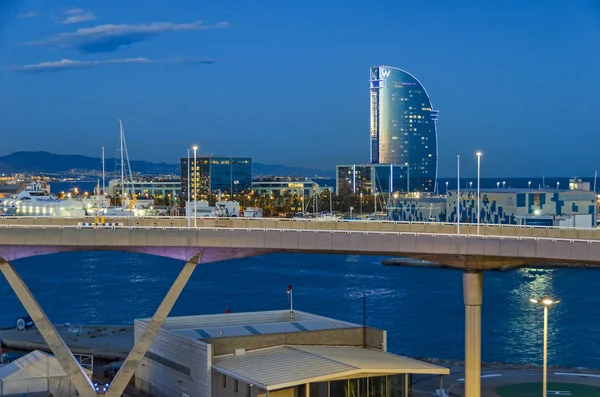 Barcelona, İspanya - 10 Kasım 2018: Port Vell, cruise terminal, baskül köprü Porta d'Europa, Nautic merkezi ve W Barcelona, olarak da bilinen Hotel Vela (yelken otel) gece ile