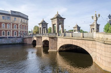 Saint Petersburg, Rusya - 9 Eylül 2018: Fontanka Nehri Dolgu Staro-Kalinkin Köprüsü ve Staro-Petergofsky Prospek deniz kuvvetleri hastanede bilding ile