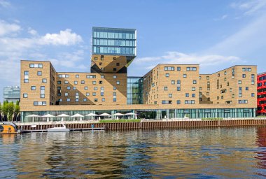 Berlin, Almanya - 22 Nisan 2018: Otel nhow - Europe ilk müzik hotel Osthafen Spree Nehri'nin kıyısında yaratıcı medya bölgesinin merkezinde 