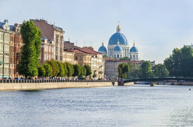 Saint Petersburg, Rusya Federasyonu - 9 Eylül 2018: Fontanka Nehri Dolgu, İngilizce Köprüsü ve Trinity Katedrali, Troitsky Katedrali olarak da adlandırılan