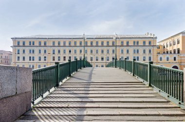 İngilizce Bridge - yaya üç yayılan köprü betonarme ayakları granit kapaklı - Fontanka Nehri Pokrovsky ve Anonymous Adaları Sankt Petersburg, Rusya bağlanma arasında ayarlamak.