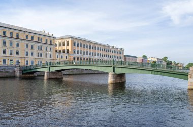 İngilizce Bridge - yaya üç yayılan köprü betonarme ayakları granit kapaklı - Fontanka Nehri Pokrovsky ve Anonymous Adaları Sankt Petersburg, Rusya bağlanma arasında ayarlamak.
