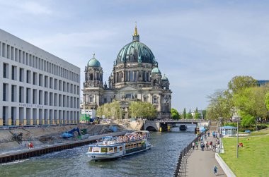 Berlin, Almanya - 22 Nisan 2018: Spree Nehri ile turist tekneleri, Humboldt Forum yapım aşamasında ve Berlin Katedrali