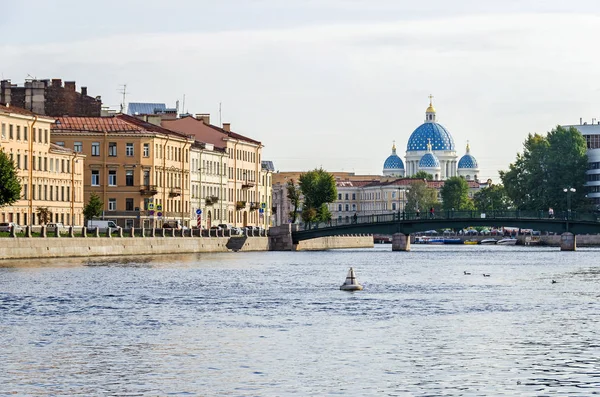 Saint Petersburg, Rusya Federasyonu - 9 Eylül 2018: Fontanka Nehri Dolgu, İngilizce Köprüsü ve Trinity Katedrali, Troitsky Katedrali olarak da adlandırılan