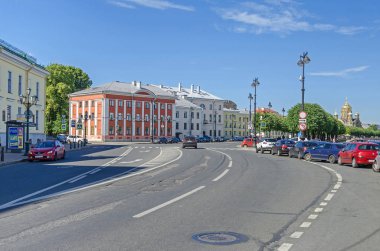Saint Petersburg, Rusya - 27 Haziran 2018: Teğmen Schmidt setin içinde belgili tanımlık geçmiş Vasilievsky adasında kutsal bakire Meryem varsayım Kilisesi ile 