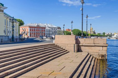 Saint Petersburg, Rusya - 27 Haziran 2018: Teğmen Schmidt dolgu ve su seviyesi Vasilievsky adasında sel sırasında göstermek için bir ölçek ile Neva Nehri'ne granit merdiven