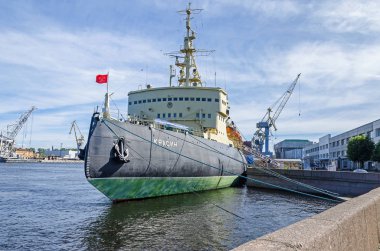 Saint Petersburg, Rusya - 27 Haziran 2018: Buzkıran imparatorluk Rus Deniz Kuvvetleri için inşa ve tam çalışma koşullarına, şimdi bir müze gemi, restore Krassin Arctic anısına tek Buzkıran Denizcilik Müzesi konvoyları. Liman içinde Vinçler