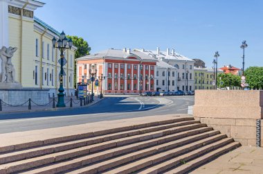 Saint Petersburg, Rusya - 27 Haziran 2018: Teğmen Schmidt dolgu, araştırma Akademisi ve granit merdiven ölçekli Neva Nehri'ne su seviyesi Vasilievsky adasında sel sırasında göstermek için binanın