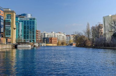 Berlin, Almanya - 14 Şubat 2019: Spree Nehri ve bir bölgesinde Alt Moabit Spree-Bogen Ameron Hotel Abion Spreebogen Waterside ile yeni tasarlanmış alan bankaların, Ernst-nieprogramistyczny Vakfı ve konut bina evler.