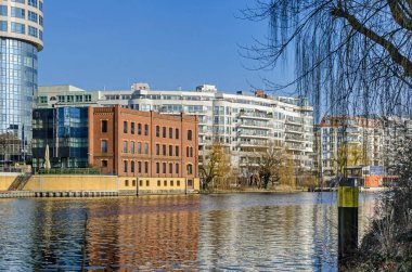 Berlin, Almanya - 14 Şubat 2019: Bankalarla Spree Nehri ve yeni tasarlanmış alan Spree-Bogen Ernst-nieprogramistyczny Vakfı'nın bina ve konut