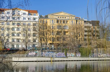 Berlin, Almanya - 14 Şubat 2019: Spree Nehri dolgu Bundesratufer bir bölgesi Vestfalya çeyreğinde (Almanca: Westfaelisches Viertel) tarafından çok üçgen gable taç ev Lessing ile