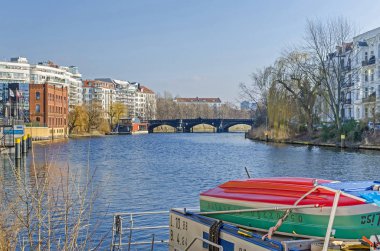 Berlin, Almanya - 14 Şubat 2019: Bankalar Spree Nehri ve yeni tasarlanmış alan Spree-Bogen Ernst-nieprogramistyczny Vakfı, restaurantship veranda ve Moabiter köprü inşası ile