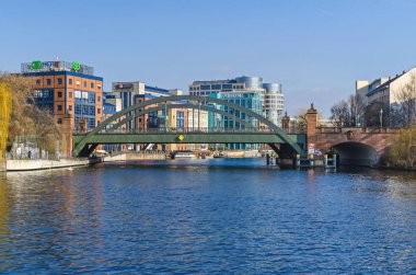 Berlin, Almanya - 14 Şubat 2019: Bankalar bir bölgesinde Alt Moabit Spree-Bogen Lessing Köprüsü ve Ameron Hotel Abion Spreebogen Waterside ile yeni tasarlanmış alan ve Spree Nehri 