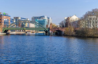Berlin, Almanya - 14 Şubat 2019: Bankalar bir bölgesinde Alt Moabit Spree-Bogen Lessing Köprüsü ve Ameron Hotel Abion Spreebogen Waterside ile yeni tasarlanmış alan ve Spree Nehri 