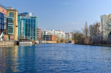 Berlin, Almanya - 14 Şubat 2019: Bankalar Spree Nehri ve yeni tasarlanmış alan bir bölgesinde Alt Moabit Spree-Bogen ile Ameron Hotel Abion Spreebogen Waterside ve Ernst-nieprogramistyczny Vakfı'nın kırmızı tuğla bina