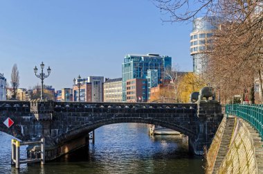 Berlin, Almanya - 14 Şubat 2019: Spree Nehri dolgu Helgolaender Ufer Moabiter Köprüsü, yeni tasarlanmış alan Spree-Bogen ve Ameron Hotel Abion Spreebogen Waterside ile 