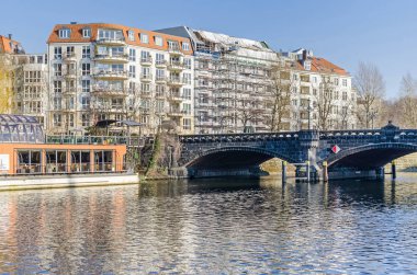 Berlin, Almanya - 14 Şubat 2019: Spree Nehri dolgu Helgolaender Ufer Moabiter köprü ve konut ve restaurantship veranda ile yeni tasarlanmış alanı Spree-Bogen 