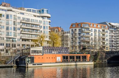 Berlin, Almanya - 14 Şubat 2019: Spree Nehri dolgu Helgolaender Ufer Moabiter köprü ve konut ve restaurantship veranda ile yeni tasarlanmış alanı Spree-Bogen 