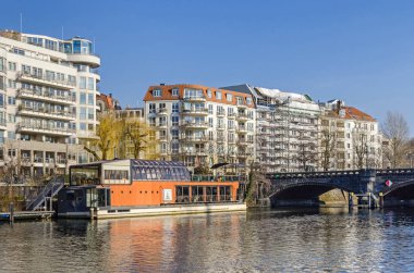 Berlin, Almanya - 14 Şubat 2019: Spree Nehri dolgu Helgolaender Ufer Moabiter köprü ve konut ve restaurantship veranda ile yeni tasarlanmış alanı Spree-Bogen 