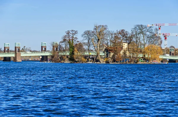 哈维尔河的 Maselake 湾、Spandauer-See 桥和 Kleiner 岛墙 — 图库照片