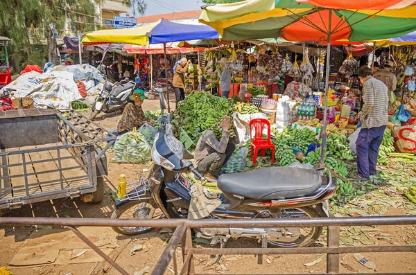 Rynek Azjatycki w Kampong Chhnang miasto na brzegu rzeki Mekong — Zdjęcie stockowe