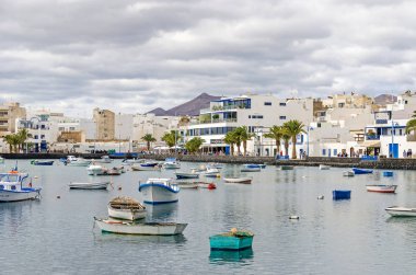 Kasabanın sahil şeridi, tekneler ve eski liman