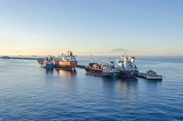 Haven en de baai van Gibraltar met commerciële schepen — Stockfoto