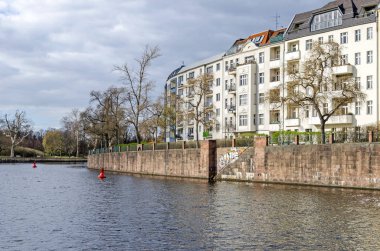 Nehir Spree Bonhoefferufer konut evleri ile bankaların 