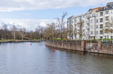 Nehir Spree Bonhoefferufer konut evleri ile bankaların 