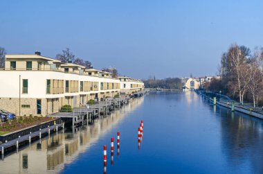 Yeni yerleşim Adası Humboldtinsel Tegeler Fliess donmuş nehir kıyısında inşa
