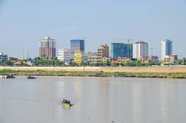 Tonle Sap sokağındaki Tonle Sap Nehri üzerindeki Preah Sisowath Rıhtımı'ndan manzara
