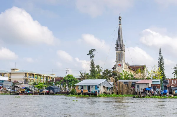 Una de las orillas del río Mekong con la Catedral de Cai Be — Foto de Stock