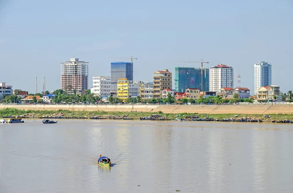 Vista desde el muelle de Preah Sisowath sobre el río Tonle Sap en la calle Tonle Sap — Foto de Stock