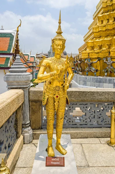 Standbeeld van een Theppaksi in Wat Phra Kaew, de tempel van de smaragd groene Boeddha — Stockfoto