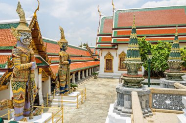  Dev vasi ile Bangkok Budist tapınak kompleksi Wat Pho
