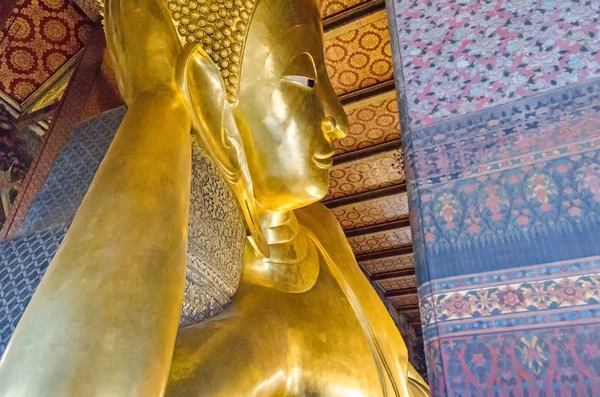Liggende Boeddha in een boeddhistische tempelcomplex Wat Pho in Bangko — Stockfoto